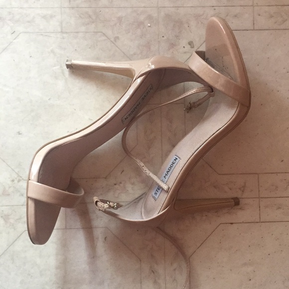 Steve Madden nude heels - Picture 1 of 3